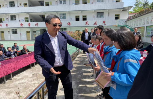 市扶贫开发协会走进巫溪县 爱心助力困境学子 浓浓关怀送进老人心间(图2) 市扶贫开发协会走进巫溪县 爱心助力困境学子 浓浓关怀送进老人心间(图2)